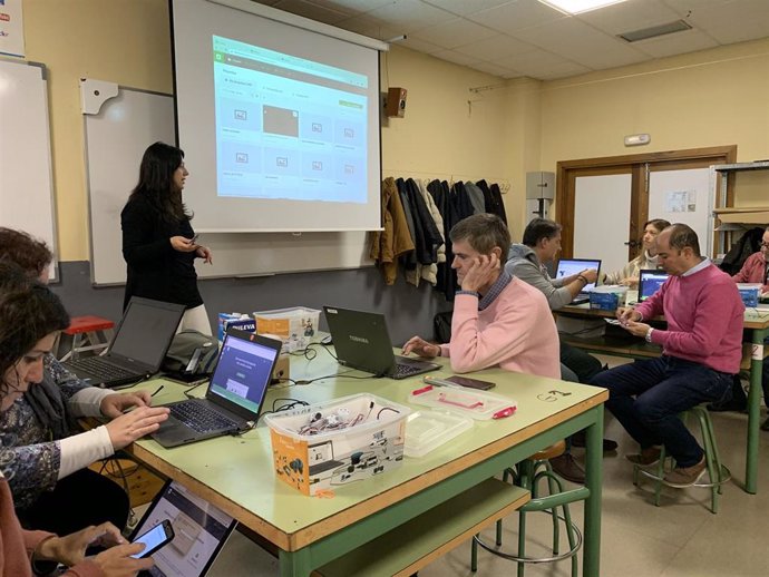 Profesores formándose en robótica y programación para el programa Retotech de Fundación Endesa