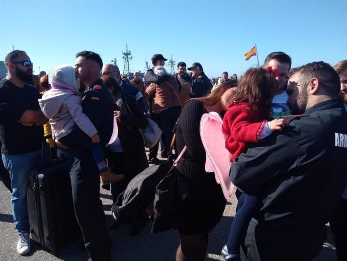 Integrantes de la frgata Cañarias recibidos por familiares en la Base de Rota