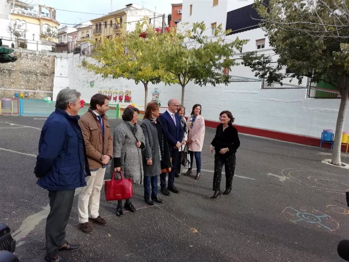 Carmen Calvo saluda a las autoridades locales y provinciales a su llegada al Colegio Público Carmen de Burgos, en Cabra (Córdoba).