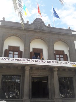 Pancarta contra la Violencia de Género en la sede de la Delegación del Gobierno en Canarias