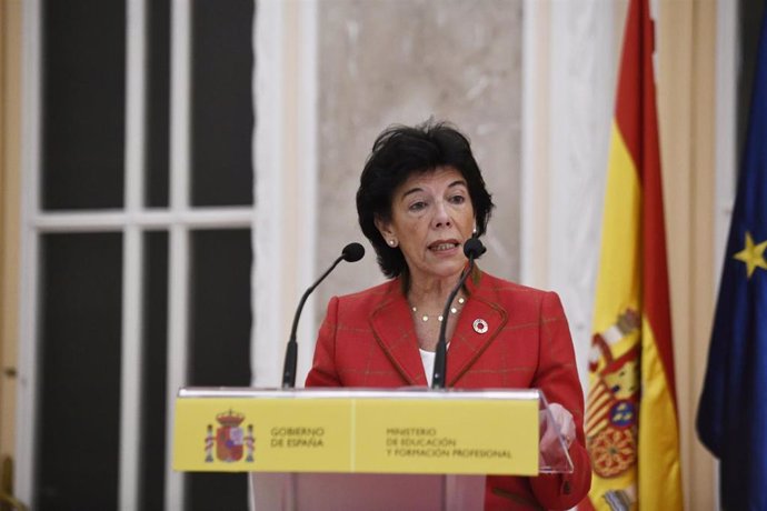 La portavoz del Goibierno y ministra de Educación y Formación Profesional en funciones, Isabel Celaá, durante su intervención en el recibimiento a los estudiantes premiados en las Olimpiadas Científicas, en Madrid (España), a 18 de noviembre de 2019.