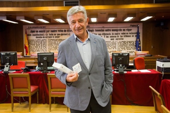 Koldo Martínez, senador designado por Navarra, primero en acreditarse tras las elecciones del 10N.