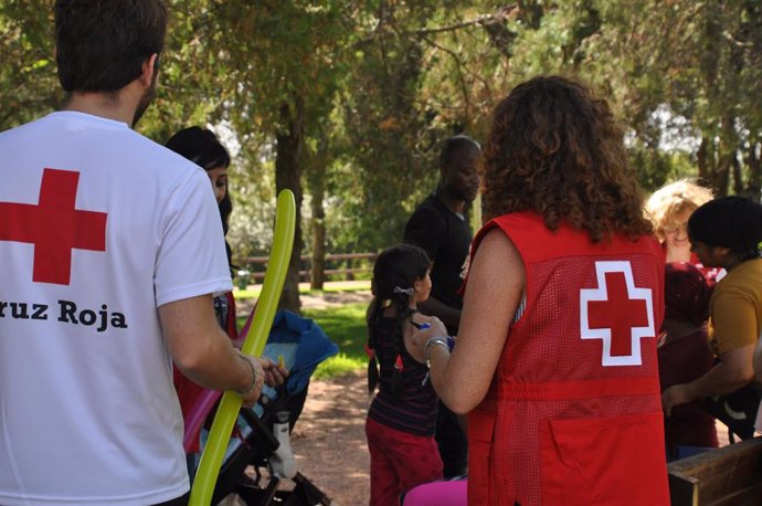 Miembros de Cruz Roja prestan atención a refugiados