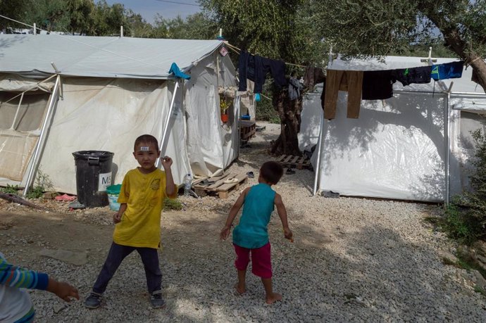 Niños juegan en el campo de refugiados y migrantes en Moria