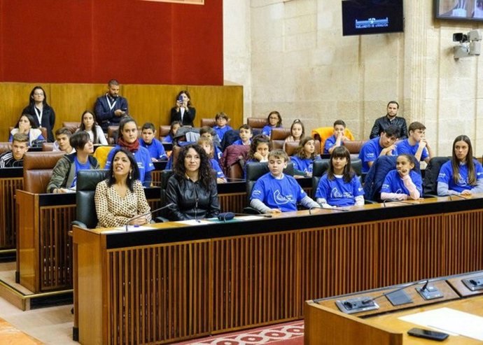 La presidenta del Parlamento de Andalucía, Marta Bosquet, y la consejera de Igualdad, Rocío Ruiz, este lunes durante el XI Pleno Infantil de Unicef.