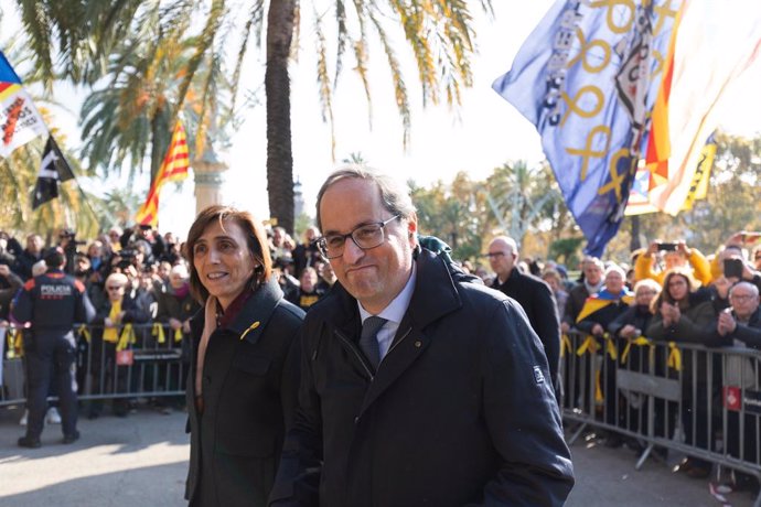 El presidente de la Generalitat, Quim Torra, sale de declarar del TSJC acompañado de su mujer