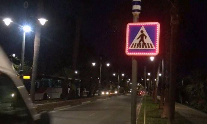 Señales luminosas verticales en Estepona con sensor de movimiento para evitar accidentes de tráfico con peatones