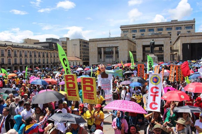 Colombia se prepara para celebrar la huelga general de este juves 21 para reclamar el fin de la violencia y una serie de medidas que mejoren la calidad de vida de la gente.