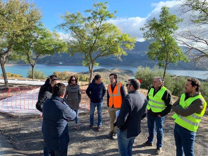 Pizarro en visita de obras al nuevo acceso en Zahara de la Sierra