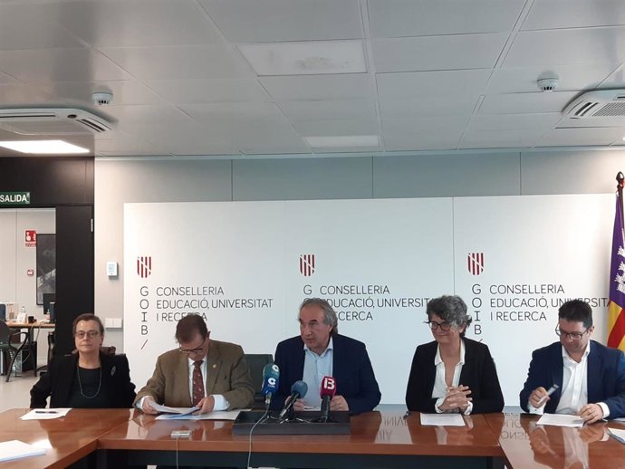 El conseller d'Educació, Universitat i Investigació, Martí March, al costat del rector de la Universitat de les Illes Balears, Lloren Huguet, han presentat aquest dilluns l'aportació econmica de la Conselleria a la UIB.