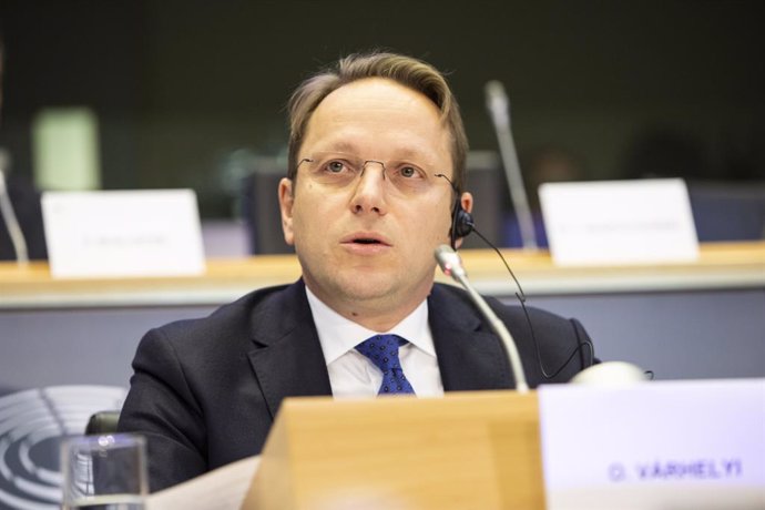 UE.- La Eurocámara da luz verde al candidato a comisario de Hungría tras aceptar