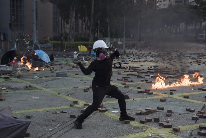 Enfrentamientos entre manifestantes y policías en Hong Kong