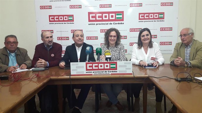 Nuria López (centro), entre Carlos Bravo y Marina Borrego, durante la rueda de prensa en la sede de CCOO en Córdoba.