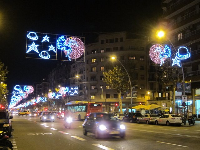 Las luces de Navidad ya lucen en la avenida Para·lel