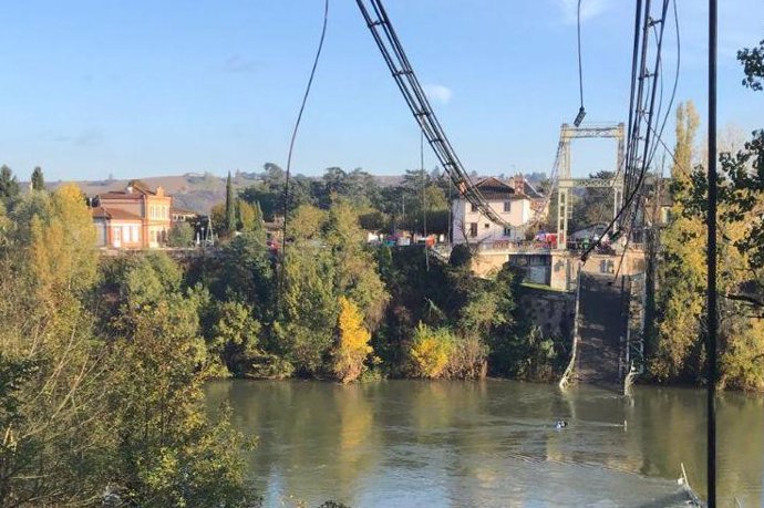 HANDOUT - 18 November 2019, France, Toulouse: A picture released by the French Interior Ministry shows a view of the collapsed Mirepoix-sur-Tarn bridge, near Toulouse. Photo: -/French Minister of the Interior Twitter /dpa 