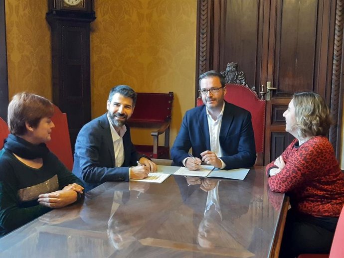 El conseller de Drets Socials i president de l'Institut Mallorquí d'Assumptes Socials (IMAS), Javier de Juan i l'alcalde de Palma, José Fila, en la signatura d'un conveni.