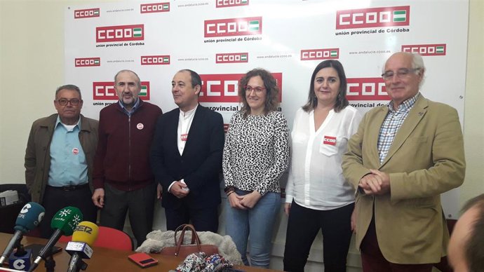 Nuria López (centro), entre Carlos Bravo y Marina Borrego, durante la rueda de prensa en la sede de CCOO en Córdoba.