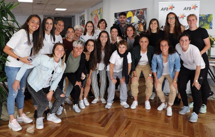 Futbolistas.- Las jugadoras "paran" la huelga y dan un mes a los clubs para firm