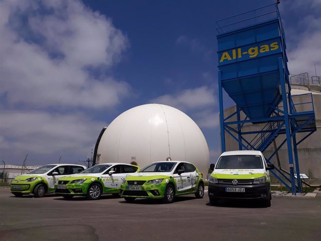 Vehículos autopropulsados con biogas a partir del tratamiento de aguas residuales con algas en la Estación de Depuración de Aguas Residuales (EDAR) de Chiclana de la Frontera (Cádiz).
