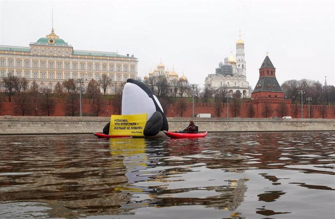 La orca hinchable que los activistas de Greenpeace utilizaron para protestar contra la inacción de Moscú en la preservación de los grandes cetáceos