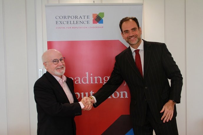 De izq. a dcha.:  el director general de Corporate ExcellenceCentre for Reputation Leadership, Ángel Alloza, y director general de V&A, Sebastián Cebrián, tras la firma del acuerdo para promover la gestión sobre reputación e intangibles.