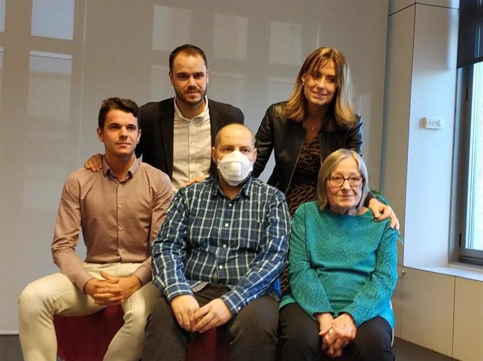 La directora de l'rea de Pobresa i Salut de la Fundació Bancria La Caixa, Montse Buisán, juntament amb persones del Programa per a l'Atenció Integral a Persones amb Malalties Avanades.