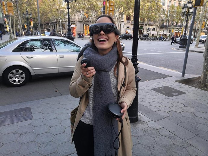 Usuaria probando las gafas de realidad aumentada