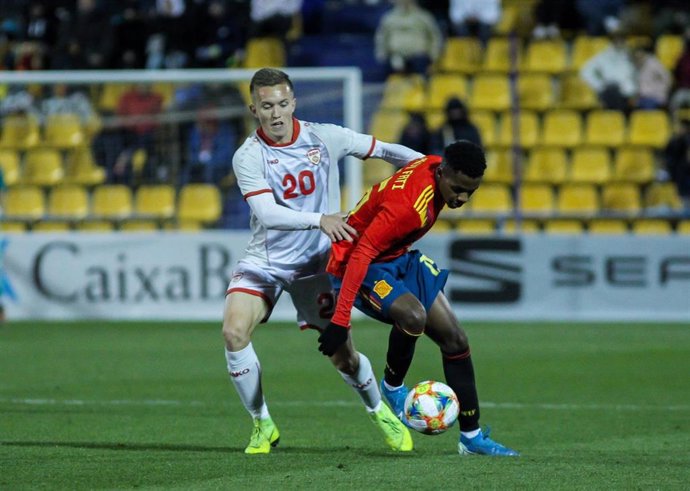Ansu Fati intenta desbordar a un rival en el encuentro entre la selección española Sub-21 y Macedonia del Norte 