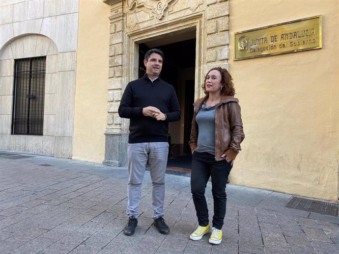 Pedro García y Ana Naranjo ante la Delegación del Gobierno andaluz en Córdoba.