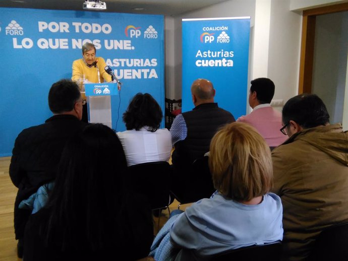 Francisco Álvartez-Cascos en un mitin en Siero con la coalición PP-Foro.