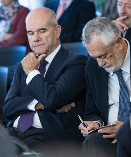 Los expresidentes de la Junta de Andalucía Manuel Chaves (i) y José Antonio Griñán (d) en el juicio de los ERE. 
