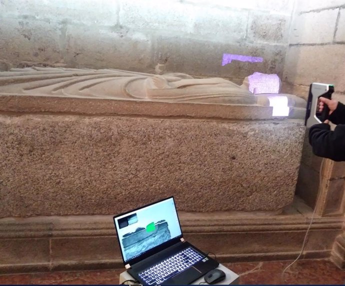 Traballos de escaneado 3D dos sepulcros do Panteón Real da Catedral de Santiago.