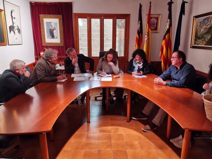 La presidenta del Consell de Mallorca, Catalina Cladera, ha visitado este lunes Fornalutx y se ha reunido con el alcalde del municipio, Francesc Marroig.