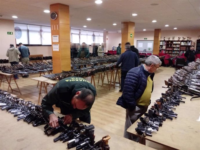 La Guardia Civil exhibe en A Coruña las armas que sacará a subasta