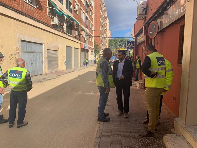 El concejal de Fomento, Mario Gómez, hace seguimiento nuevo asfaltado frío que reducirá contaminación