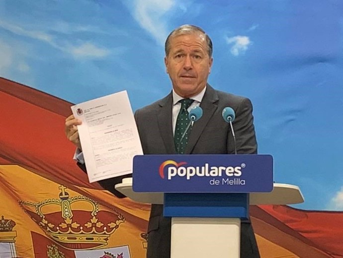 Miguel Marín muestra el auto judicial de la citación de Eduardo de Castro