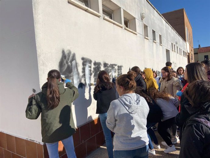 Los alumnos del IES Las Encinas borran las pintadas