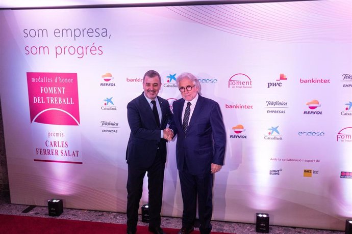 El primer teniente de alcalde de Barcelona, Jaume Collboni, con el presidente de Foment del Treball, Josep Sánchez Llibre