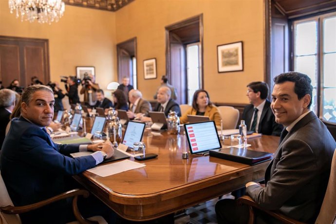 Primera reunión en el Palacio de San Telmo del Consejo de Gobierno de la Junta de Andalucía, presidido por el presidente de la Junta de Andalucía, Juanma Moreno (1i). 