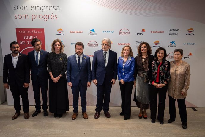 El conseller de Treball, Assumptes Socials i Famílies de Catalunya, Chakir  El Homrani Lesfar (1i), el conseller de Territori i Sostenibilitat de Catalunya, Dami Calvet (2i), la consellera d'empresa i Coneixement de Catalunya, ngels Chacón (3i) el vic