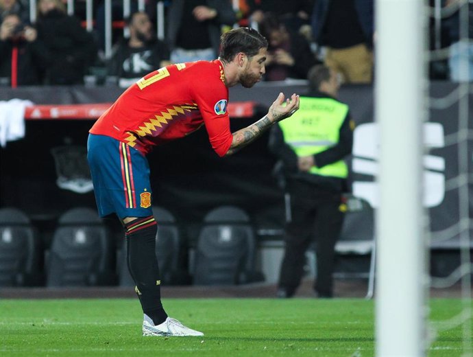 Sergio Ramos celebra el 2-1 de la selección española ante Noruega en Mestalla