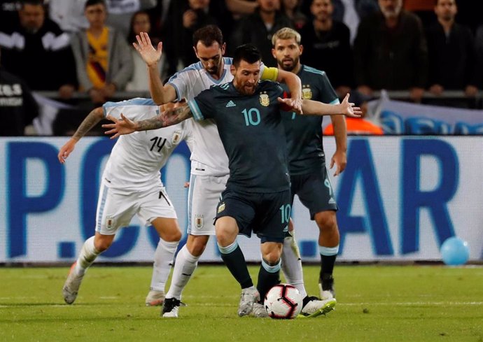 Leo Messi ante Diego Godín en el Uruguay-Argentina