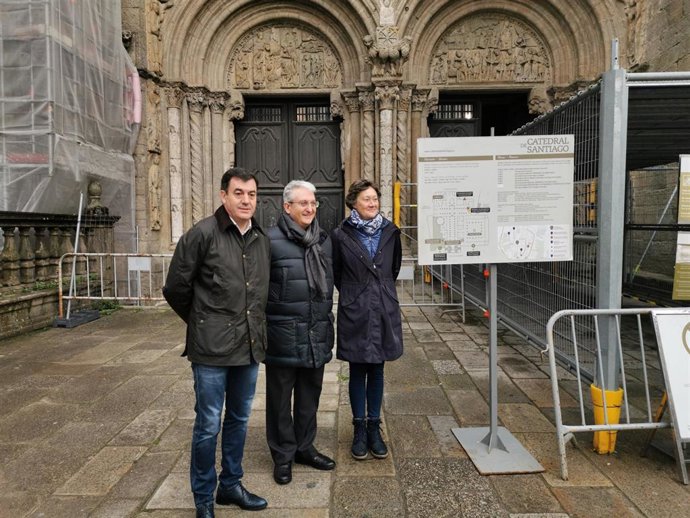 El conselleiro de Cultura e Turismo, Román Rodríguez, el director de la Fundación Catedral, Daniel Lorenzo, y la directora xeral de Patrimonio Cultural, María del Carmen Martínez Insua, visitan la Catedral de Santiago.