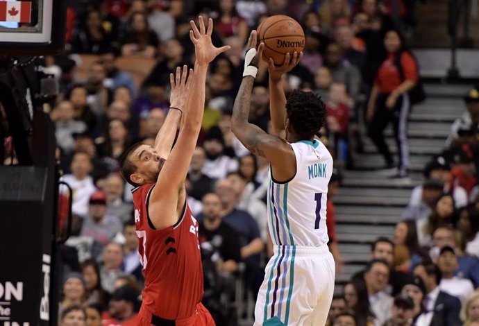 Marc Gasol intenta taponar el lanzamiento de Monk en el Toronto Raptors-Charlotte Hornets