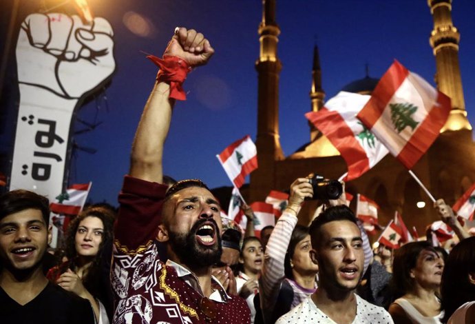 Líbano.- Cientos de manifestantes bloquean las carreteras que llevan al Parlamen