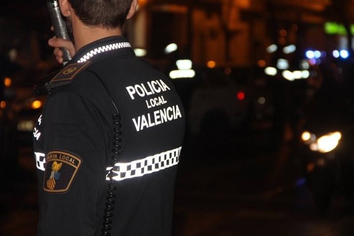 Un agente de Policía Local de Valncia de espaldas