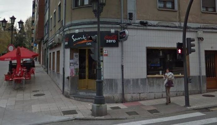 Entrada del bar Santino, atracado esta madrugada en Oviedo.