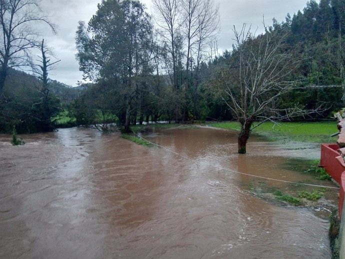 Aumento del caudal en el Río Linares, en Villaviciosa