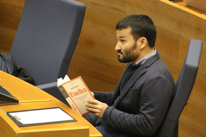 El conseller de Educación, Cultura y Deporte de la Generalitat Valenciana, Vicent Marz,  lee el libro 'Facha' durante una intervención de un diputado de Vox en Les Corts Valencianes