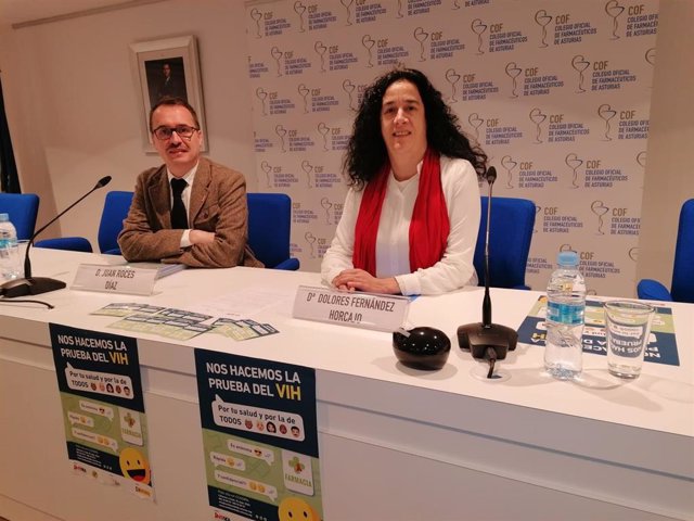 Juan Roces, del Colegio de Farmaceúticos y Dolores Fernández, presidenta del Comité Ciudadano Antisida de Asturias.